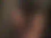 J'adore les pantalons serrés en jean satiné noir et leggings bleus brillants.