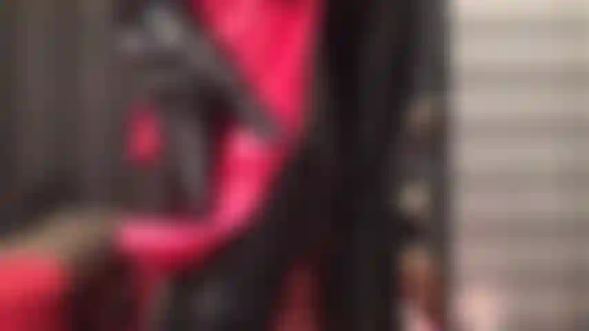 Des sous-vêtements en satin rouge servent à polir les leggings noirs en cuir verni et moulant de ma maîtresse. Frottés si doucement que tu imagines la sensation sur chaque centimètre de ta bite palpitante.