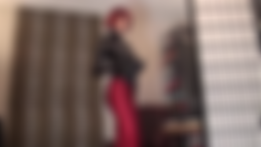 Admirez cette magnifique tenue fétichiste qui met en valeur les courbes fines de la maîtresse en collants lycra rouge foncé et body string en pvc, tandis que vous sentez le toucher de ses gants en cuir.