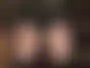 Assise sur le visage, adorant le cul en short effet mouillé, collants imprimés animaux et hautes bottes brillantes atteignant juste en dessous de la dentelle des bas sexy de la maîtresse.