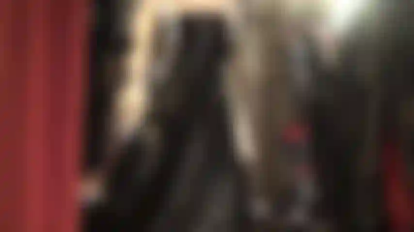 Une infirmière en caoutchouc vous attend... Vêtue de latex noir et blanc, cette infirmière est prête pour votre examen de la prostate.