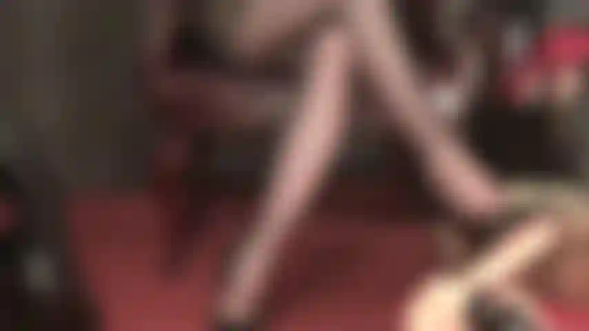 Maîtresse a votre bite d'esclave très excitée pour ce travail de talon et de pied en collants.