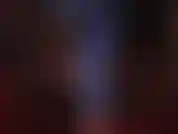 Je taquine mes pieds dans et hors des escarpins à imprimé léopard bleu avec des pendants et des jeux de chaussures dans des collants noirs très transparents.