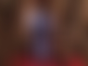 Une domination sensuelle au strapon en legging bleu métallisé, body en nylon, collants et gants. Tu adores ce pantalon bleu brillant et sexy et ma grosse bite blanche.