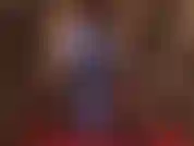 Une domination sensuelle au strapon en legging bleu métallisé, body en nylon, collants et gants. Tu adores ce pantalon bleu brillant et sexy et ma grosse bite blanche.