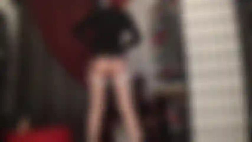 Séduction de bas soyeux et adoration de strapons - une fois que la maîtresse aura fini de vous faire adorer ses beaux nylons entièrement façonnés sur des collants brillants, elle va utiliser votre bouche suceuse de bite pour son plaisir.