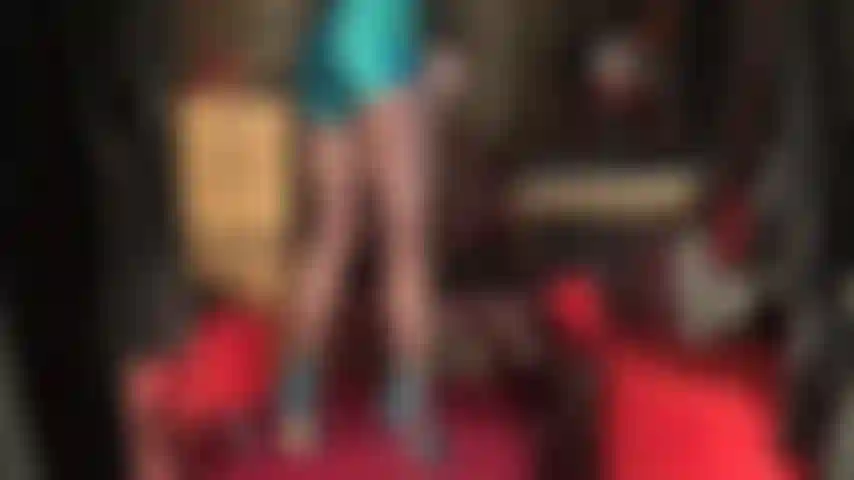 J'admire les jambes longues et fortes de ma maîtresse dans des collants marron café transparents qui mènent à une paire de shorts en satin bleu extrêmement brillants.