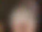 Ta déesse te taquine avec son cul dans une culotte en satin sexy, une gaine, une jupe moulante et des collants brillants. Mmmmhmmm.