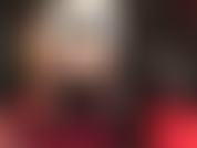 Maîtresse vivian enfonce son énorme gode ceinture noir dans ton cul serré. Regarde ces jambes sexy et ce cul en bas, jarretières et collants pendant que je branle cette énorme bbc.