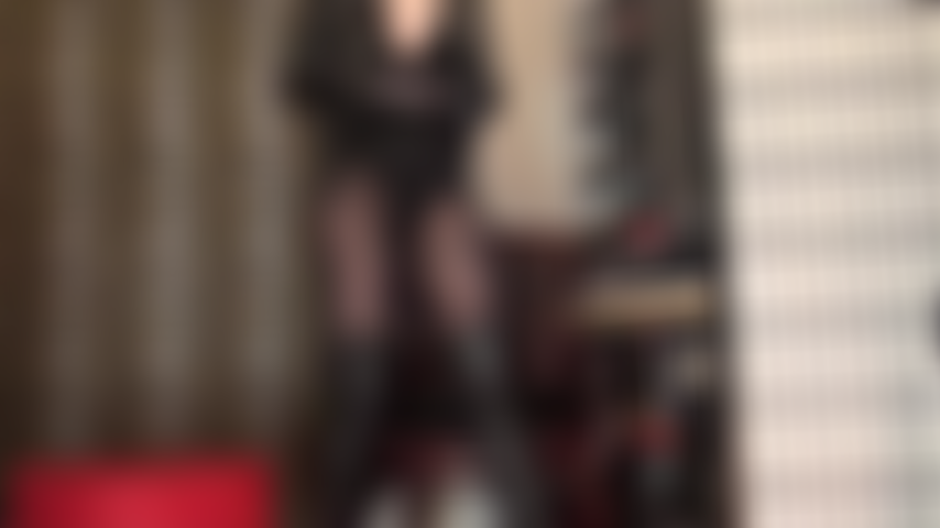 Collants noirs brillants à l'huile, lingerie en cuir et dentelle.