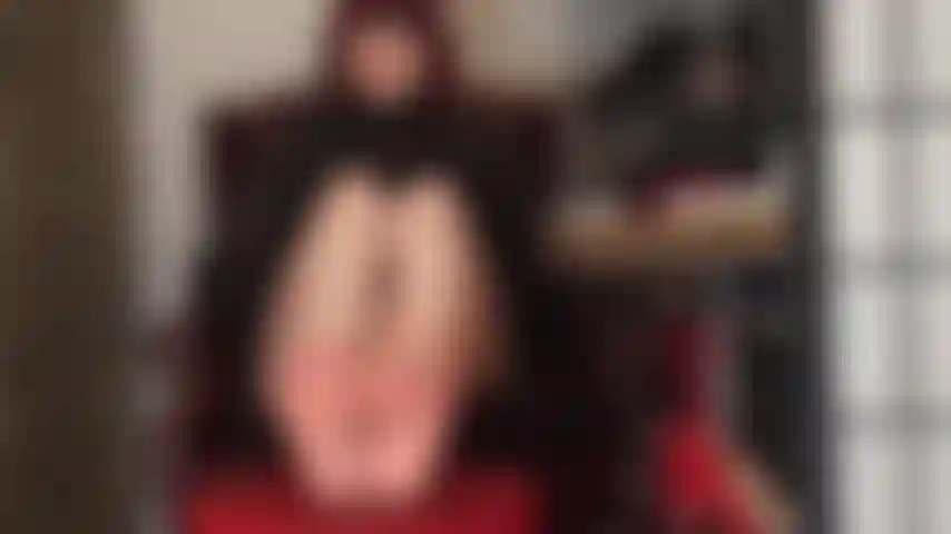 Vous ne pouvez pas vous lasser des pieds nus parfaits de votre maîtresse.