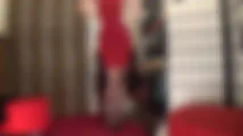 Une allumeuse en lingerie sexy, en bas, culotte et soutien-gorge - voici une sacrée allumeuse ! Ta déesse passe des sous-vêtements noirs au rouge... Juste devant tes yeux.