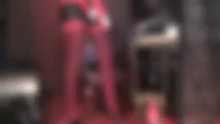 Un strapon et des bas ultra séduisants taquinent en rouge et noir - la déesse vous enroule autour de son petit doigt dans ces couches de bas sexy, tentant avec sa grosse bite.