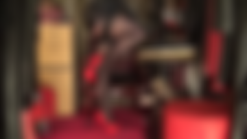 Des jambes en cuir noir et en nylon sexy en couches de bas et de collants - la maîtresse fait palpiter votre bite avec cette allumeuse de culte corporel extrêmement sensuelle.