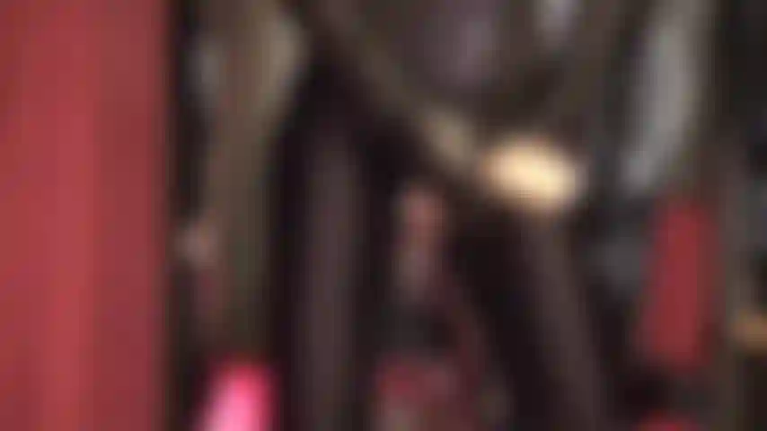 Une grosse bite en caoutchouc, lubrifiée avec un peu de ma délicieuse salive, est exactement ce dont tu as besoin en ce moment. Ma maîtresse est superbe en combinaison en lycra, chapeau militaire en latex et bottes.