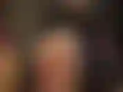 Maîtresse vivian dans un body en cuir très chaud et un string à chaîne et des collants brillants, montrant son corps incroyable.