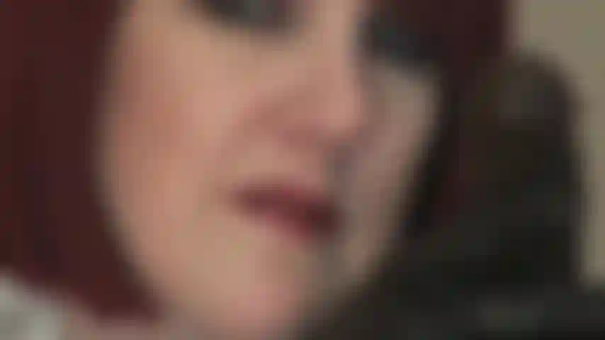 ( Partie 2/2 adoration du visage et de la bite) - la maîtresse vous rend faible et soumis alors qu'elle vide vos couilles et votre portefeuille avec ses yeux perçants, ses lèvres rouges à lèvres brillantes et sa langue sensuelle. La maîtresse caresse une grosse bite noire et tout ce dont vous avez envie, c'est d'avaler cette charge de sperme.