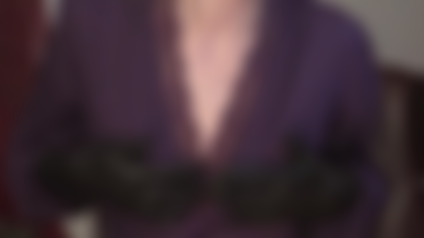 Une allumeuse sensuelle avec les seins de ma maîtresse dans un joli body violet - ne souhaiteriez-vous pas être assez digne de les voir.