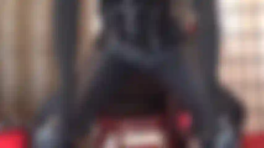 J'adore les pantalons et les bottes en cuir noir.