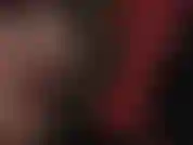 Maîtresse vivian taquine l'amateur de fétichisme des talons avec une paire de talons aiguilles en métal brillant très pointus.