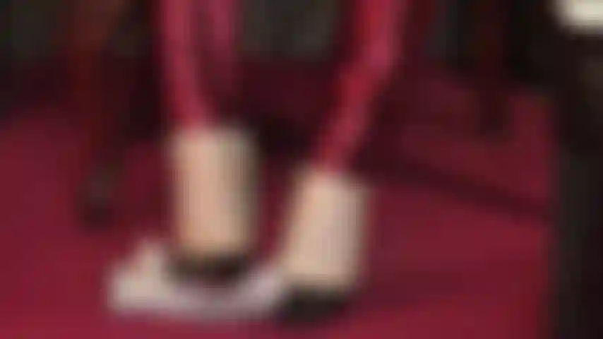 Esclave, abus de bite avec talons hauts, piétinement et cravache.