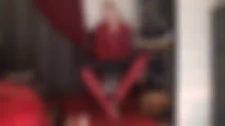 Bottes en cuir rouge et branlette gantée.