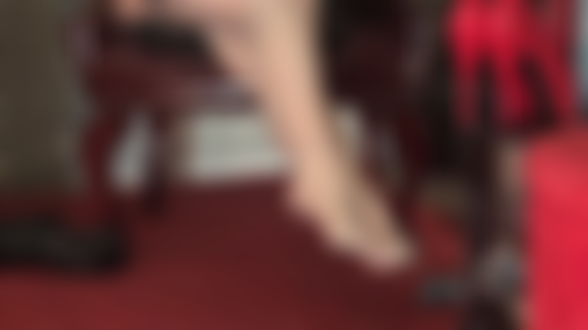 De si jolis pieds et jambes en bas - des bas en nylon ivoire transparent magnifiquement cousus.