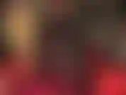 Noire et brillante – la déesse hypnotique exploite tous vos fétiches… de vêtements fétichistes en pvc brillant, de collants noirs soyeux, de gants et de talons aiguilles brillants. Ma maîtresse bouge lentement ses jambes, ses talons, ses gants…