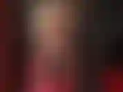 Une bite blanche et un culte du cul nu - la maîtresse vous rend fou pour son cul nu et ses jambes avec un gros strapon blanc qui pend entre eux.