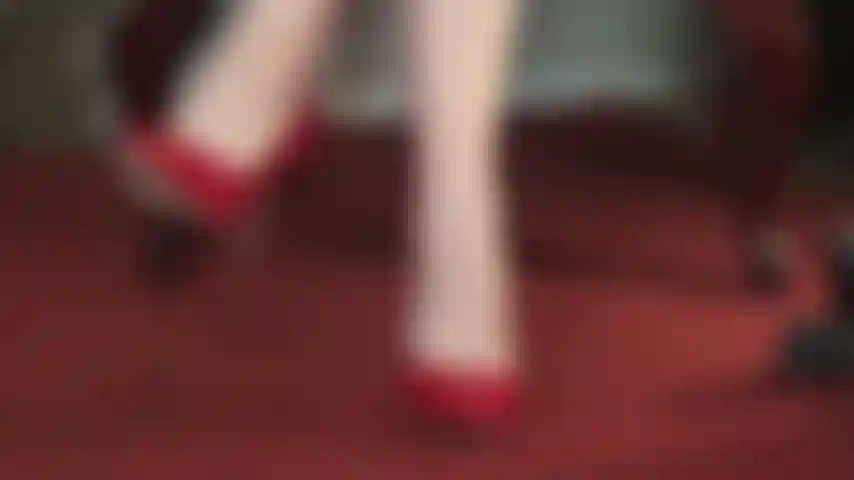 Une amoureuse des pieds nus - votre bouche salive lorsque votre maîtresse commence à faire pendre ses escarpins rouges car le moment est proche où vous pourrez sucer ses orteils nus et lécher la sueur de ses savoureuses semelles.