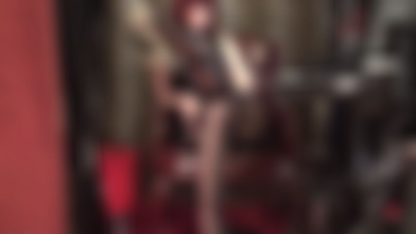 Taquinant l'amoureuse des pieds et fétichiste des talons hauts avec des jambes en collants noirs, des pieds et des pendants sexy.