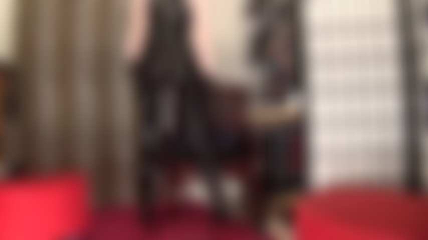 Baise mes cuisses, mes talons et mes pieds dans des leggings en latex. Maîtresse te montre comment elle veut que tu enfonces ta bite d'esclave en adoration devant mon corps serré en caoutchouc, mes pieds et mes talons aiguilles.