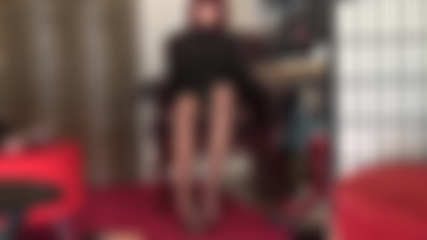 Ton addiction aux pieds en nylon peut parfois te causer des ennuis. N'aie pas peur, ta maîtresse te permettra d'adorer ses orteils et ses jambes en nylon brillant aussi longtemps que tu le désires.