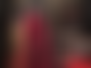 Une sangle noire de 8 pouces dans un pantalon en satin rouge brillant - la maîtresse nourrit sa bite de putains de bbc.