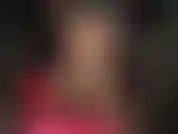 Talons fétichistes à lanières - votre déesse en nylon montre ses jambes incroyables jusqu'à son cul parfait dans un short brillant.