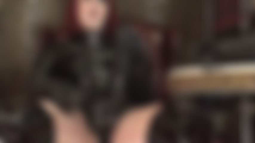 Tu es une salope qui aime les bites, n'est-ce pas ?! Qui bave à la vue de ta maîtresse caressant ses deux plus gros godes... D'énormes bites noires que tu veux sentir au plus profond de toi.