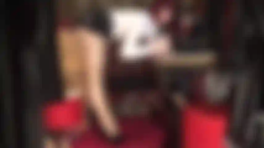 Votre sperme est extrait avec des gants médicaux jetables - maîtresse vivian taquine votre charge, taquinant avec ses jambes en nylon sexy, sa jupe courte en caoutchouc et ses gants médicaux.