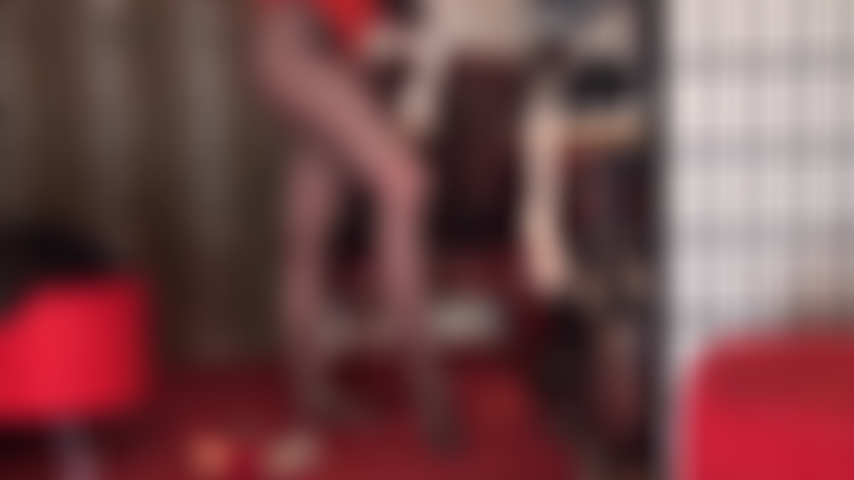 Des bas en nylon blanc soyeux et en dentelle aguichent. Ces bas sont portés par-dessus des collants noirs transparents et associés à des escarpins à talons aiguilles rouges brillants. Incroyablement sexy.