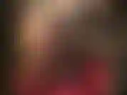 Maîtresse en soutien-gorge, collants et talons caressant sa bite noire de 20 cm, sentant de haut en bas ses jambes soyeuses en nylon transparent.