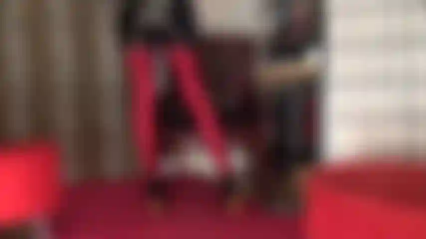 J'adore mon corps en collants rouges effet mouillé en lycra/élasthanne et tenue en pvc noir brillant. J'ai des jambes à tomber dans une paire de collants rouge foncé brillants à haute densité, des bottines et un plaisir fétichiste du vinyle.