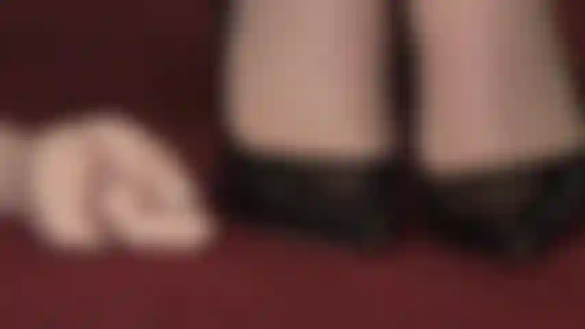 Ses talons aiguilles sont ta faiblesse - ta maîtresse joue avec ta petite bite et ton trou du cul serré.