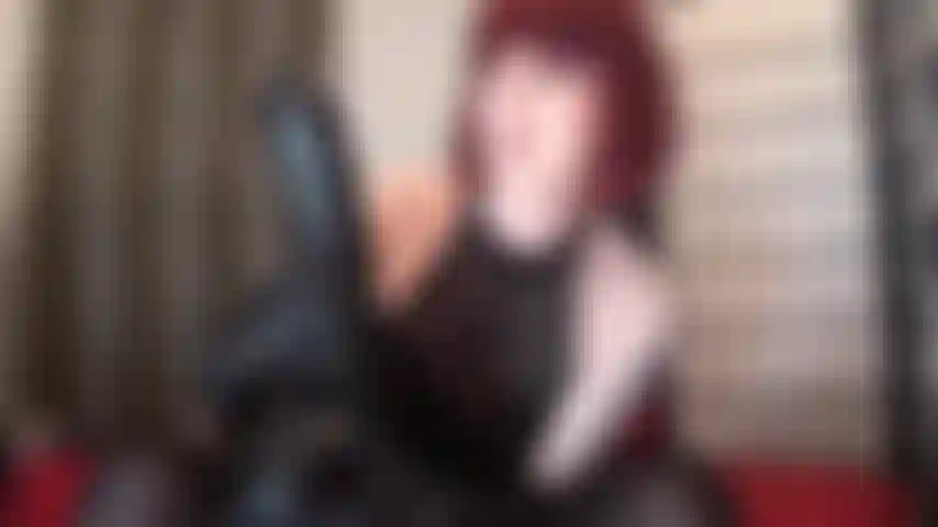 Tu es sûre de pouvoir gérer une bite de cette taille ? - Tu as regardé les grands garçons dans la collection de godes-ceintures de maîtresse vivian. Il est temps de découvrir si tu es vraiment une reine de la taille.