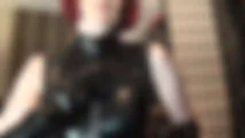 Des gants en vinyle noir - oh, être touchée et taquinée par les mains de la maîtresse vêtues de ces merveilleux gants fétichistes...