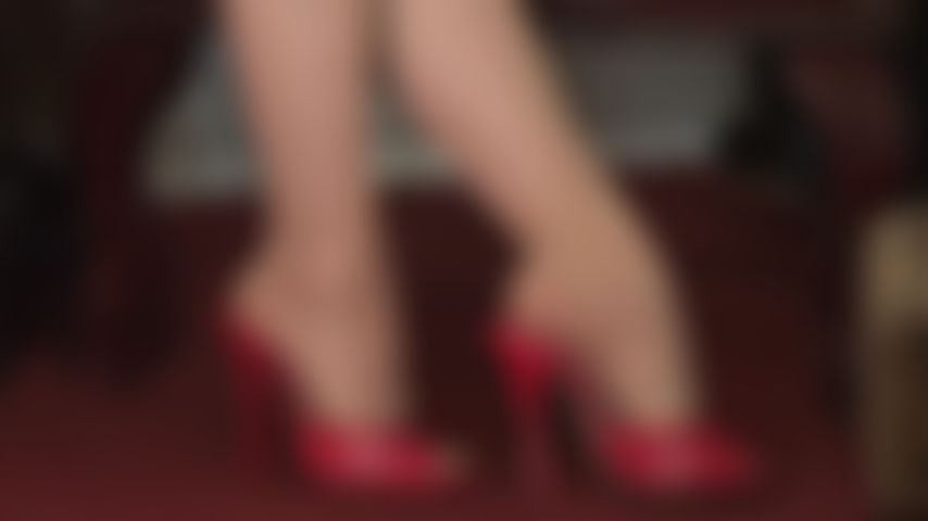 Fétichiste des mules à talons hauts rouges – ma maîtresse vous met l'eau à la bouche et vous fait bander avec ces magnifiques talons en cuir rouge. Gants en satin rouge, collants sexy, fétichiste des pieds, talons hauts.