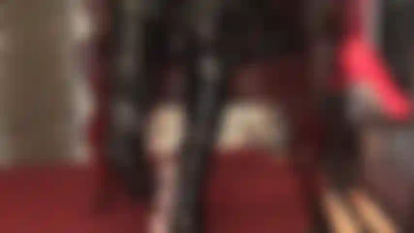 Bootlover - votre bite d'esclave est vidée à l'aide des bottes noires brillantes et des cuisses de collants de la maîtresse.