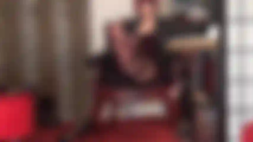 Tu es faible pour les pieds et les jambes de ta maîtresse dans des collants noirs transparents incroyablement brillants.