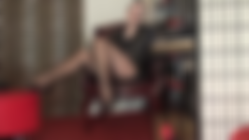 Deux couches de nylons brillants pourraient être trop pour ta bite... Les couches de collants brillants de maîtresse te font te caresser comme une marionnette sans cervelle.