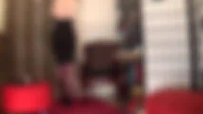 Des courbes séduisantes dans des bas en dentelle et des couches de collants brillants - votre déesse sait comment taquiner... Vêtue d'un ensemble élégant composé d'un teddy licou et d'une jupe crayon, d'escarpins à bout ouvert et de bas nylon.