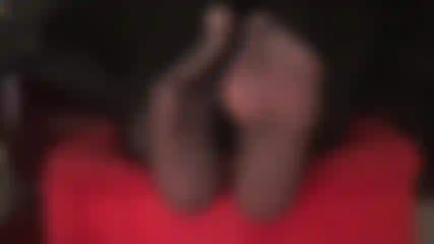 Des collants noirs transparents qui taquinent les pieds - la maîtresse a ses beaux pieds en nylon posés sur un tabouret, les remuant juste devant votre visage.