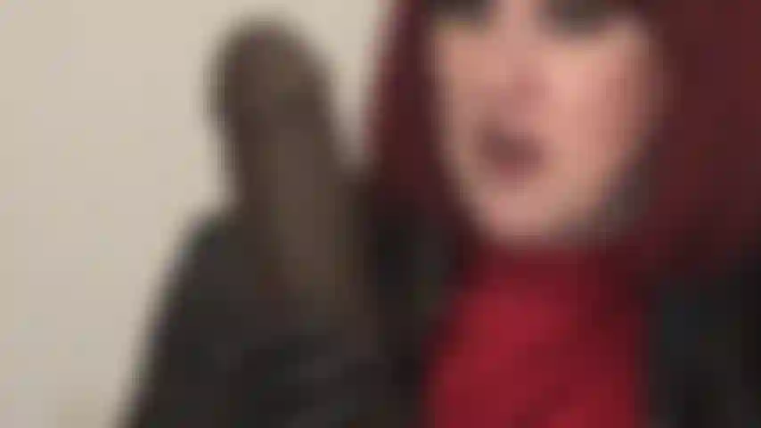 Maîtresse te fait un clin d'œil tout en caressant la bbc. Ne veux-tu pas donner un petit baiser à cette grosse bite noire ?